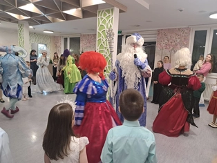 Новогодние хороводы: с праздником, ребята!