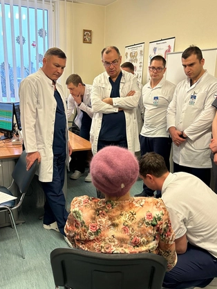 Визит специалистов продолжился в операционных